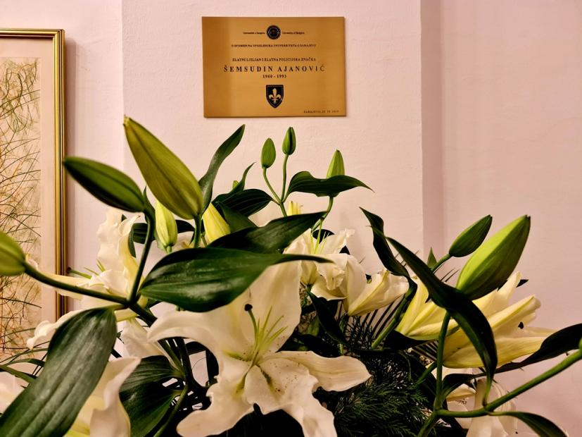 Položeno cvijeće ispred spomen-ploče Šemsudinu Ajanoviću, uposleniku Univerziteta u Sarajevu i nosiocu priznanja „Zlatni ljiljan“ i „Zlatna policijska značka