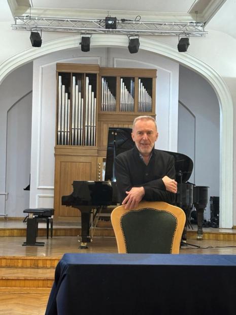Pijanist Peđa Mužijević održao predavanje o kustoskoj praksi u muzici za studente Muzičke akademije UNSA