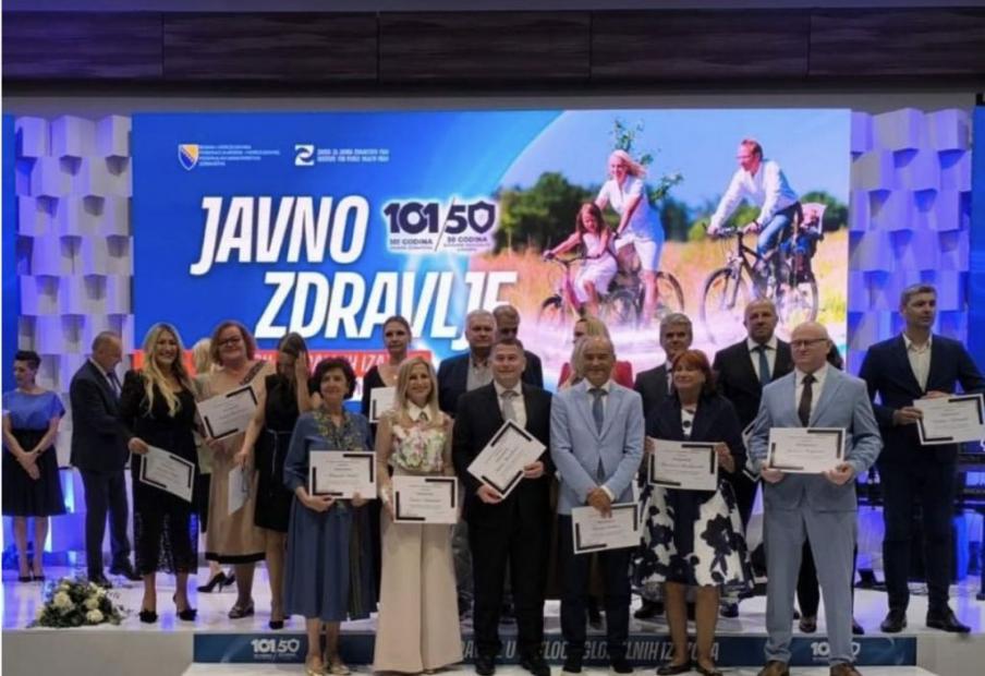 Veterinarski fakultet UNSA | Prof. dr.  Teufiku Goletiću uručeno priznanje za doprinos u borbi protiv pandemije COVID 19