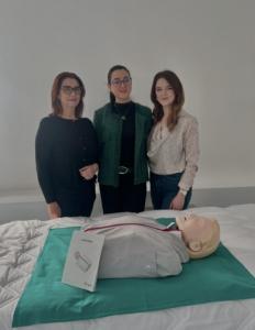 Fakultet zdravstvenih studija UNSA | Donacija Lutke za kardiopulmonalnu reanimaciju