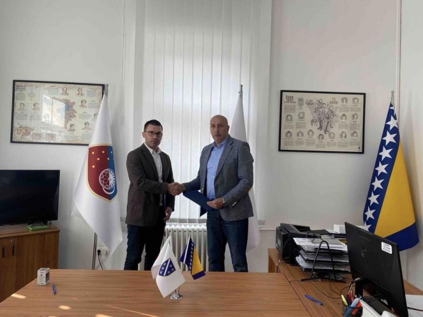 Potpisan Memorandum o saradnji između Instituta za istraživanje zločina protiv čovječnosti i međunarodnog prava UNSA i Ministarstva za boračka pitanja KS