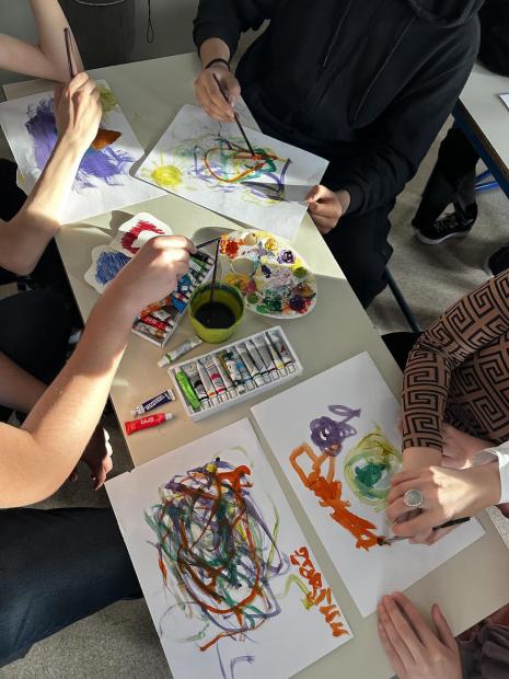 Studentica Sumeja Mehmedović sa četvrte godine Nastavničkog odsjeka Akademije likovnih umjetnosti UNSA realizirala je likovnu aktivnost "Boje i emocije — psihološki efekti boja"