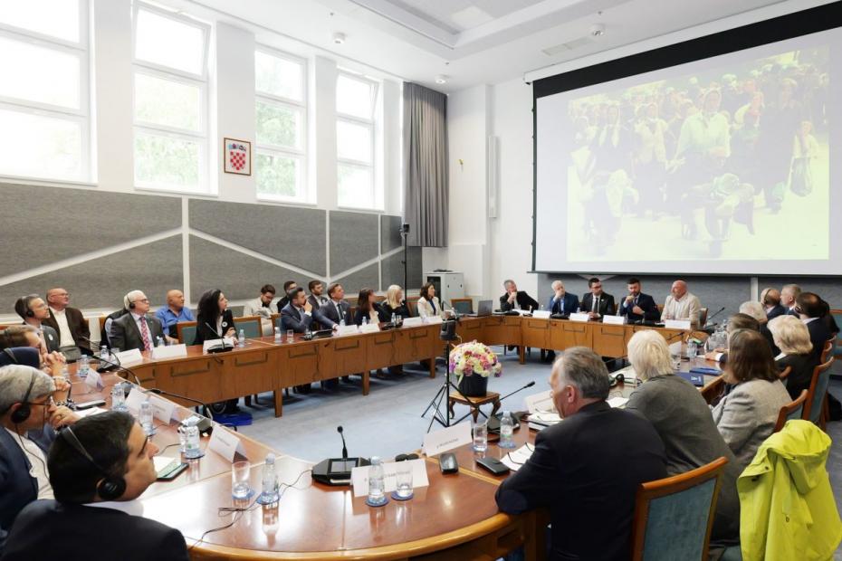 U Hrvatskom saboru održan okrugli stol povodom 30. godišnjice genocida u Srebrenici | Učestvovao direktor Instituta za istraživanje zločina protiv čovječnosti i međunarodnog prava UNSA