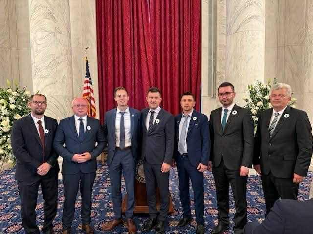 U Washingtonu obilježena 30. godišnjica genocida u Srebrenici: dr. Muamer Džananović prisustvovao komemoraciji u Senatu SAD-a i održao govor na prijemu Ambasade BiH