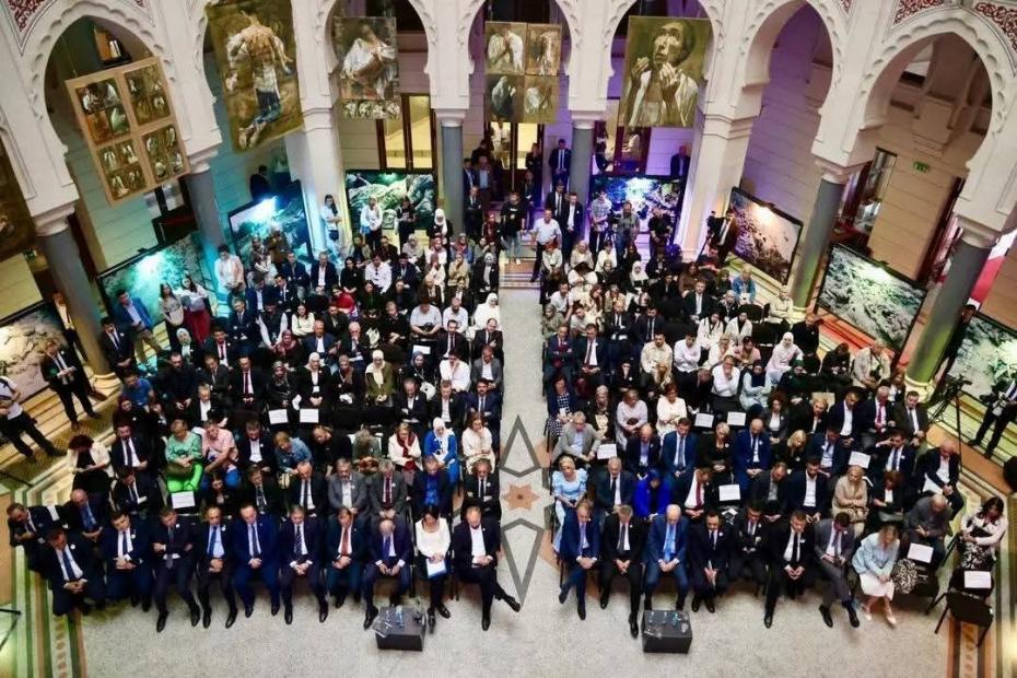 Dr. Muamer Džananović, direktor Instituta, obratio se na otvaranju izložbe „Underground“ u Vijećnici