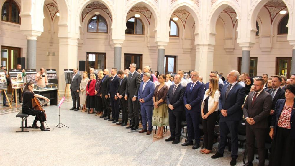 Obilježena 30. godišnjica masakra na Markalama | Otvorena izložba „Zločini na Markalama: ubijanje i ranjavanje civila – suđenje zločincima, negiranje istine, otpor zaboravu“