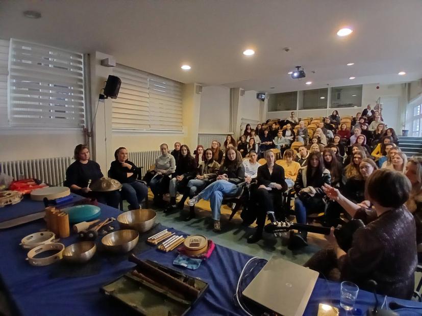 Gostovanje muzikoterapeutkinje Špele Loti Knoll na Filozofskom fakultetu Univerziteta u Sarajevu