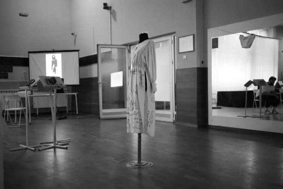 Ana-Marija Tomić, studentica master studija Akademije scenskih umjetnosti UNSA, predstavila rad „Osmijeh stida“ na međunarodnoj izložbi Black Box 2026. u okviru Mikser festivala