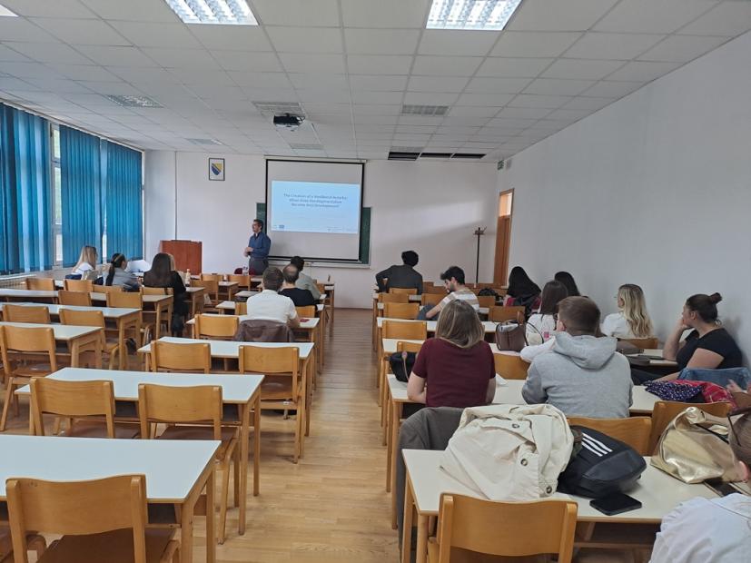 Doktorant EUPeace programa mobilnosti održao predavanje o razvojnim politikama i ekonomskom upravljanju na Fakultetu političkih nauka UNSA