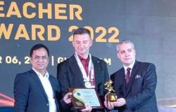Vedran Zubić, profesor geografije u Gimnaziji Dobrinja dobio je u Indiji nagradu za jednog od najboljih profesora na svijetu