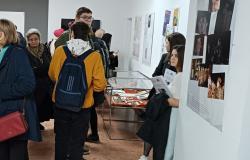 Studenti Fakulteta političkih nauka posjetili izložbu "Neminovnosti: Književno, kulturno i društveno djelo Alije Isakovića"