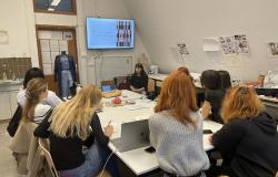 Ana Dutina, diplomantica smjera Produkt dizajn na Akademiji likovnih umjetnosti UNSA, održala predavanje za studente treće godine Produkt dizajna na temu “Žena u dizajnu”