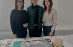 Fakultet zdravstvenih studija UNSA | Donacija Lutke za kardiopulmonalnu reanimaciju