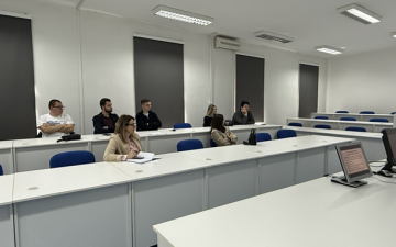 Na Fakultetu za saobraćaj i komunikacije UNSA održano je gostujuće predavanje na temu regulatornog i tržišnog okvira poštanskog saobraćaja