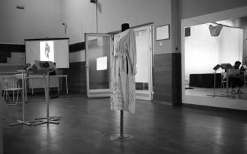 Ana-Marija Tomić, studentica master studija Akademije scenskih umjetnosti UNSA, predstavila rad „Osmijeh stida“ na međunarodnoj izložbi Black Box 2026. u okviru Mikser festivala